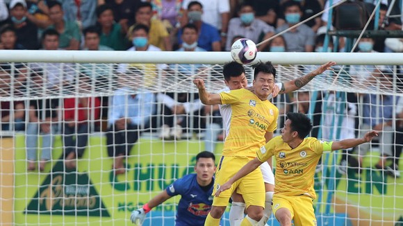 Trận thua HA.GL đã đẩy Hà Nội lùi xa với mục tiêu vô địch mùa này