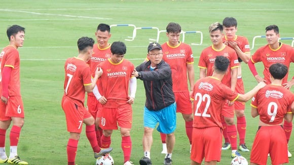 Thầy trò làm việc giữa tiết trời nóng bức. Ảnh: MINH HOÀNG