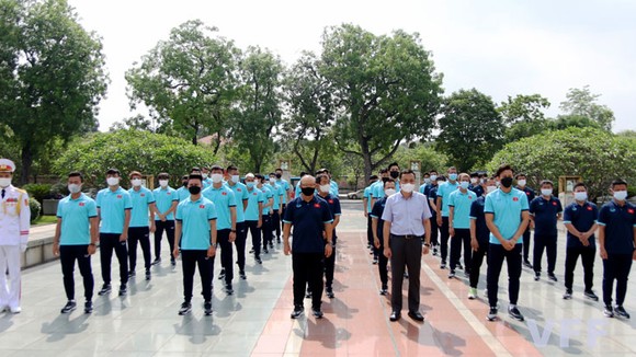 Đội tuyển Việt Nam tại lễ dâng hương tưởng nhớ các Anh hùng liệt sỹ tại tượng đài Bắc Sơn