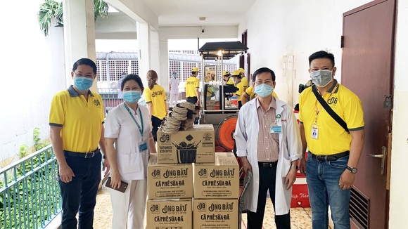 Bên cạnh phục vụ thức uống miễn phí, thương hiệu Ông Bầu còn gửi đến các bệnh viện những sản phẩm cà phê thật để đồng hành cùng các y bác sĩ mọi lúc mọi nơi