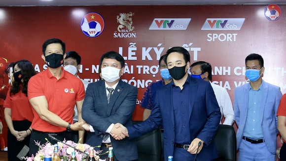 Đại diện VFF, Sabeco và VTVcab tại lễ ký kết