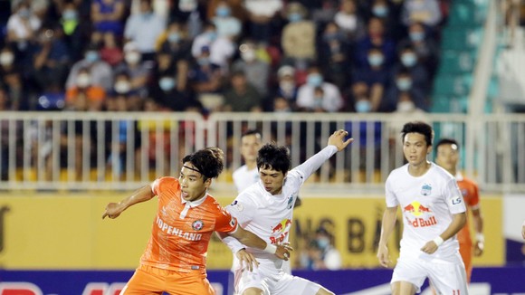 Tiến Anh trong lần chạm trán với Công Phượng mới đây ở LS V-League 2021. Ảnh: Anh Khoa