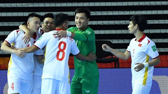 Thủ môn Hồ Văn Ý cùng các đồng đội vượt qua Panama 3-2 để mở hy vọng tranh vé đi tiếp