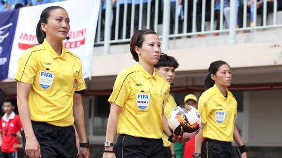 Trọng tài Thu Trang (ở giữa) vừa được FIFA mời tham dự khóa học VAR chuẩn bị cho World Cup 2023