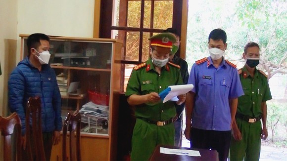 Công an thực hiện lệnh bắt tạm giam