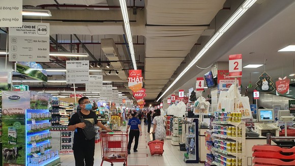 Người dân nghiêm túc đeo khẩu trang tại Lotte Mart Đà Nẵng