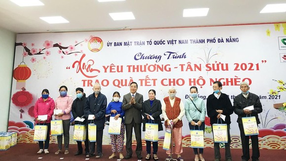 Những suất quà Tết được trao cho các gia đình hộ nghèo