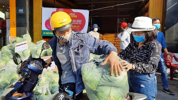 Các điểm “giải cứu” nông sản Hải Dương đồng loạt mở bán vào sáng 25-2 được người đi đường quan tâm