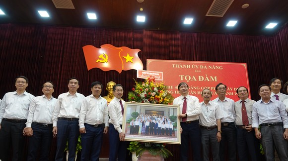 Các đại biểu tọa đàm chụp ảnh lưu niệm