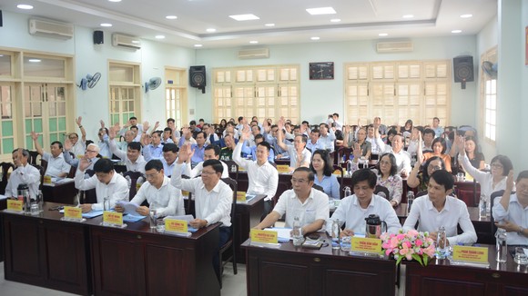 Các đại biểu dự hội nghị biểu quyết thông qua danh sách những người đủ tiêu chuẩn ứng cử