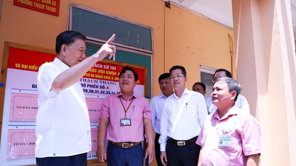 Đại tướng Tô Lâm và Bí thư Thành ủy Đà Nẵng Nguyễn Văn Quảng (áo trắng, đứng giữa) đi kiểm tra về công tác chuẩn bị bầu cử tại các địa phương tại TP Đà Nẵng