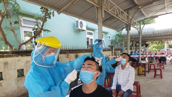 Lực lượng y tế xét nghiệm công nhân KCN Hòa Cầm (quận Cẩm Lệ, TP Đà Nẵng) vào sáng 16-5