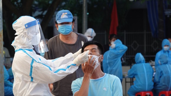 Nhân viên y tế lấy mẫu xét nghiệm Covid-19 cho một người dân trên địa bàn