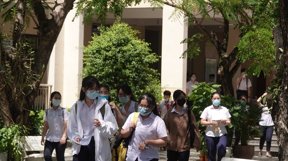 Thí sinh đi tham gia kỳ thi tuyển sinh lớp 10