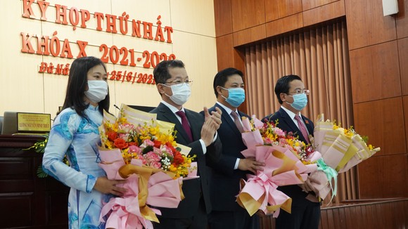 Bí thư Thành ủy Đà Nẵng tặng hoa chúc mừng các thành viên Thường trực HĐND TP Đà Nẵng khoá mới