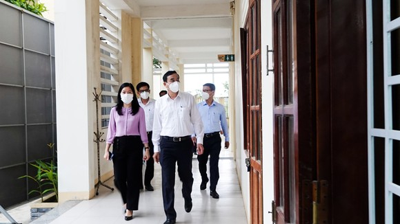 Ông Lê Trung Chinh, Chủ tịch UBND TP Đà Nẵng kiểm tra phòng thi của thí sinh F1