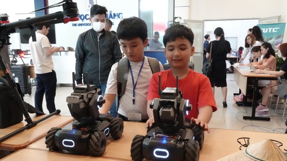 Trong bối cảnh chuyển đổi số đang diễn ra trên các lĩnh vực của đời sống xã hội thì đào tạo nguồn nhân lực đáp ứng cho mục tiêu này được đặt ra như một vấn đề cấp thiết