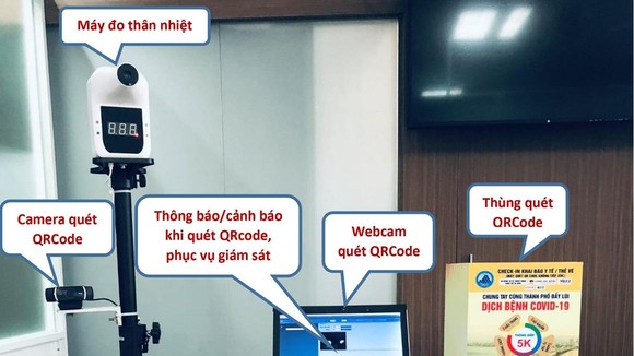 Mô hình sử dụng Thùng quét QRCode, camera quét QRCode và máy đo thân nhiệt kết nối, tích hợp vào 1 máy tính. Ảnh: Sở TT-TT TP Đà Nẵng