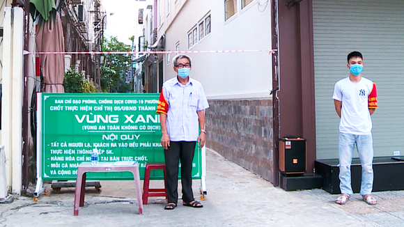Ban điều hành tổ dân phố phát huy vai trò giữ vững "vùng xanh" tại các điểm chốt vào khu dân cư