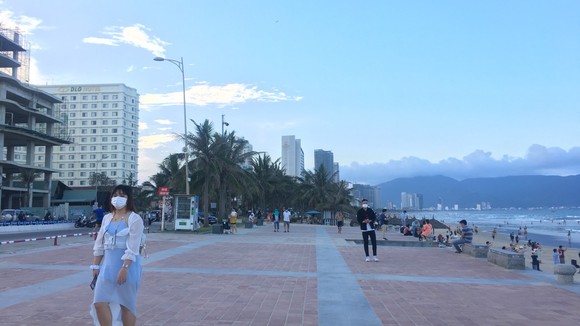 Người dân được phép tắm biển trong khung giờ quy định