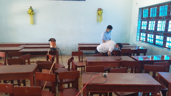 Giáo viên Trường THCS Nguyễn Tri Phương (xã Hòa Bắc, huyện Hoà Vang) vệ sinh lớp học, chuẩn bị điều kiện đón học sinh trở lại trường