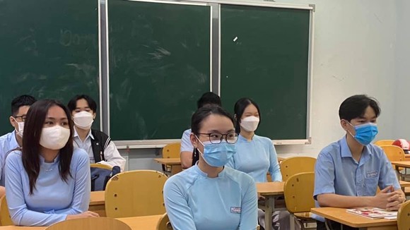 Học sinh Trường THPT chuyên Lê Quý Đôn tuân thủ quy định 5K