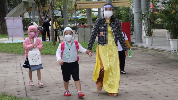 Giáo viên hóa thân nhân vật hoạt hình để phát quà cho các em nhỏ