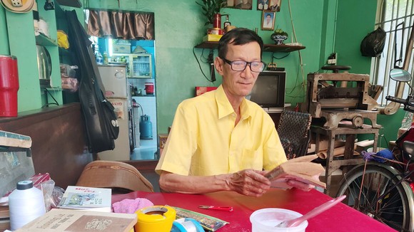 Ông Võ Văn Rạng hành nghề “chữa bệnh” cho sách cũ