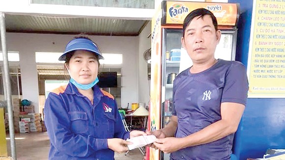 Chị Trần Thị Phương trao lại số tiền nhặt được cho anh Mai Văn Hợi