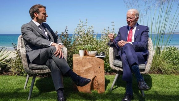 Tổng thống Mỹ Joe Biden và người đồng cấp Pháp Emmanuel Macron tham dự cuộc họp song phương bên lề Hội nghị thượng đỉnh G7 ở Vịnh Carbis, Cornwall. Ảnh: REUTERS