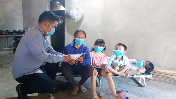 Trao hỗ trợ cho gia đình ông Lê Vạn Hiệu