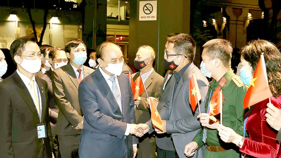 Cán bộ Đại sứ quán Việt Nam tại Hoa Kỳ và Phái đoàn thường trực Việt Nam tại Liên hiệp quốc đón Chủ tịch nước Nguyễn Xuân Phúc. Ảnh: TTXVN