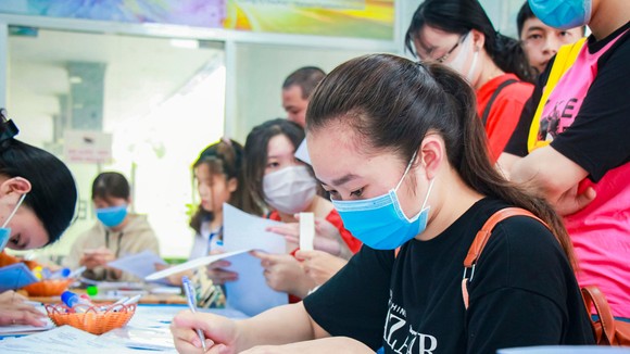 Thí sinh đăng ký xét tuyển bằng điểm học bạ THPT vào Trường ĐH Công nghiệp Thực phẩm TPHCM trong tháng 3-2021
