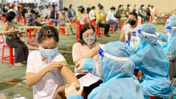 Tiêm vaccine Covid-19 tại phường Bến Thành, quận 1, TPHCM vào chiều 25-9. Ảnh: CAO THĂNG