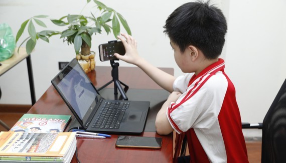 Học sinh học trực tuyến. Ảnh: VIẾT CHUNG