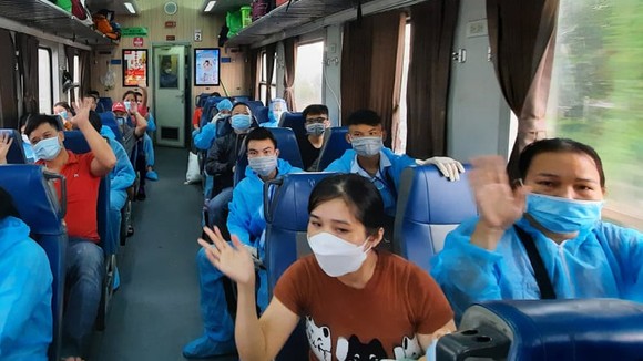 Hành khách chào tạm biệt thành phố thân yêu trước khi tàu rời ga Sài Gòn