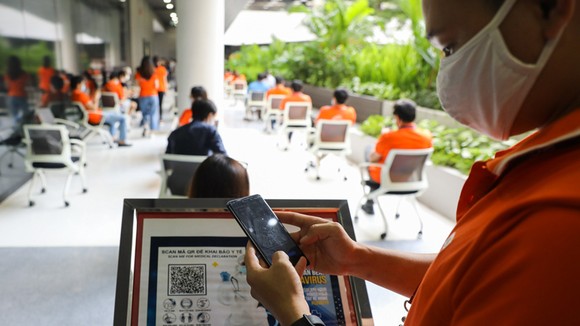 Nhân viên doanh nghiệp trong SHTP thực hiện các biện pháp phòng chống dịch