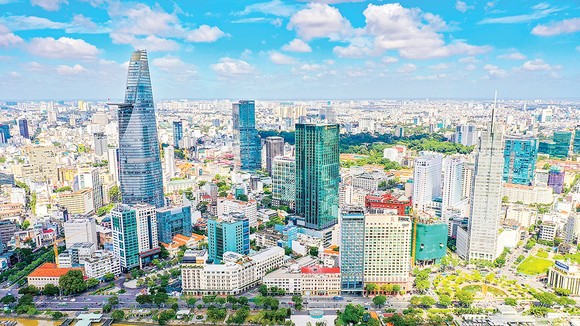 Đô thị TPHCM phát triển ngày càng hiện đại. Ảnh: HOÀNG HÙNG