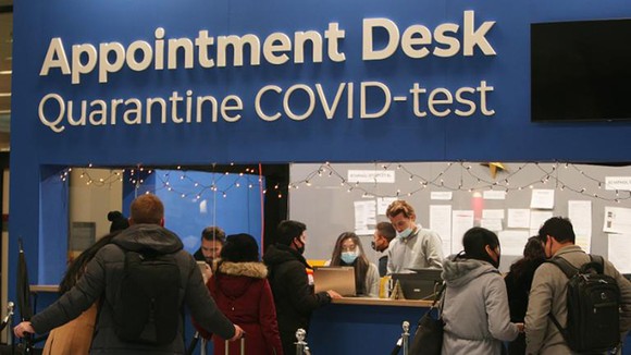 Du khách chờ xét nghiệm Covid-19 tại sân bay Schiphol, Amsterdam, Hà Lan