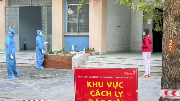 Bệnh nhân F0 không triệu chứng được cách ly tại Bệnh viện dã chiến thu dung và điều trị Covid-19 số 4. Ảnh: HOÀNG HÙNG