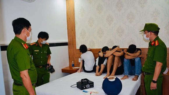 Lực lượng cảnh sát phát hiện 20 đối tượng nam nữ tụ tập sử dụng ma túy giữa dịch Covid-19