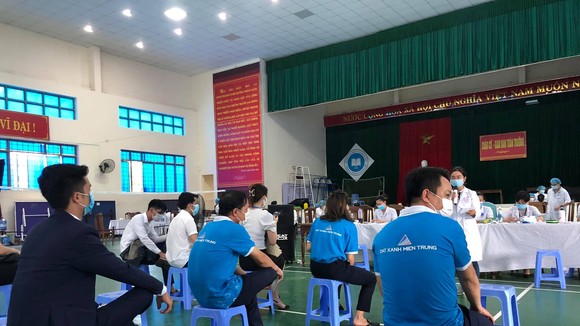 Một buổi tiêm vaccine đợt 3 tại tỉnh Quảng Nam cho các doanh nghiệp, đơn vị.