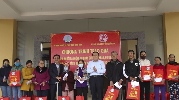 Thứ trưởng Bộ NN-PTNT Lê Minh Hoan thăm hỏi, tặng quà cho các hộ gia đình có hoàn cảnh khó khăn trên địa bàn tỉnh Quảng Trị