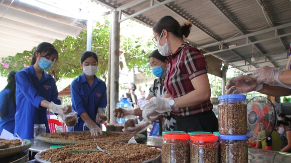 Người dân thị trấn Gio Linh (huyện Gio Linh, tỉnh Quảng Trị) làm hơn 300 hũ muối sả thịt hỗ trợ người dân các tỉnh, thành phía nam.