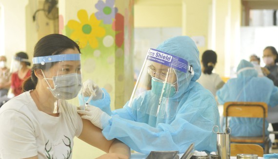 Tiêm vaccine Covid-19 tại quận 11, TPHCM. Ảnh: CAO THĂNG