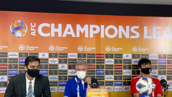 HLV Jurgen Gede và đội trưởng Bùi Tiến Dũng tham dự buổi họp báo tại AFC Champions League 2021