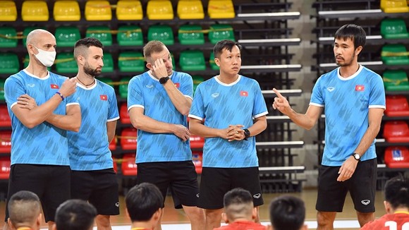 HLV Phạm Minh Giang có kết quả xét nghiệm dương tính Covid-19. Ảnh: VFF