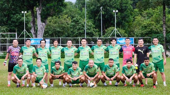 Một đội bóng tập hợp các cầu thủ trên 35 tuổi ra cuối tuần ở quận Phú Nhuận. Ảnh: VIỆT QUỐC