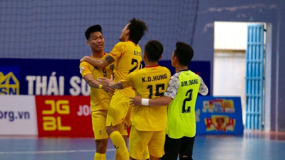 Các cầu thủ Sahako ăn mừng bàn thắng của Thái Huy. Ảnh: ANH TRẦN