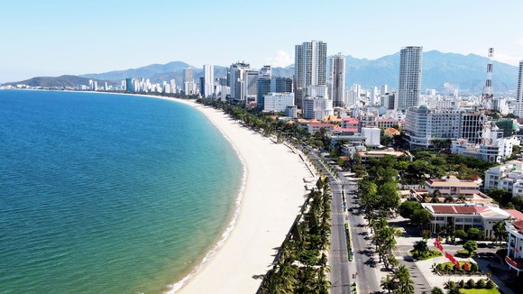 Bãi biển dọc đường Trần Phú, TP Nha Trang - một trong những điểm thu hút du khách khi đến thành phố biển. Ảnh: QUỲNH ANH